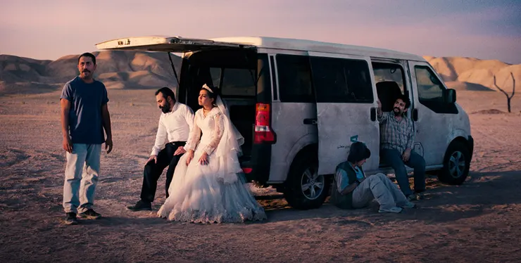 令人想到《嬰兒轉運站》的那台廂型車,眾人「暫時的家」,在本片像是政治受難者陷入「暫時的」集體與個人傷痛回憶