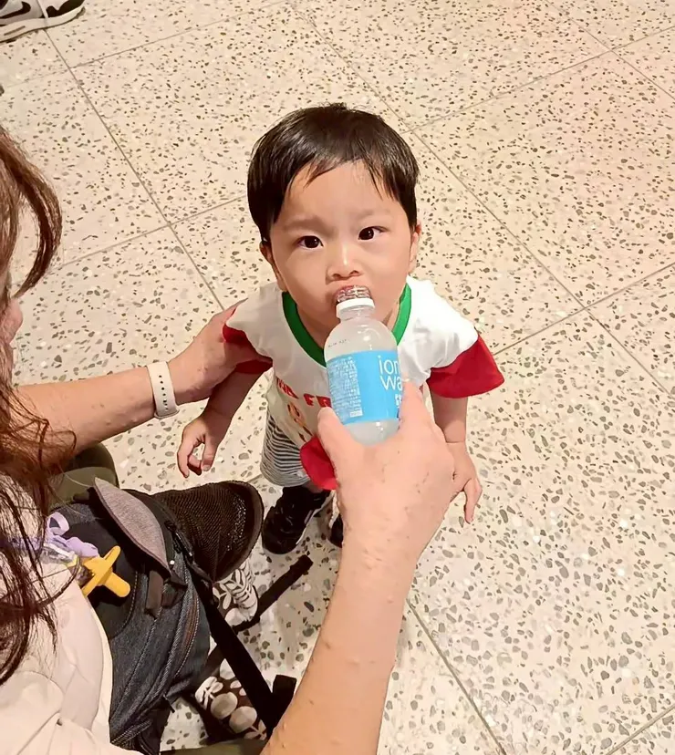 進水族館前，珍豬看到我們喝飲料，哭著也要喝，只給他喝一小口😅