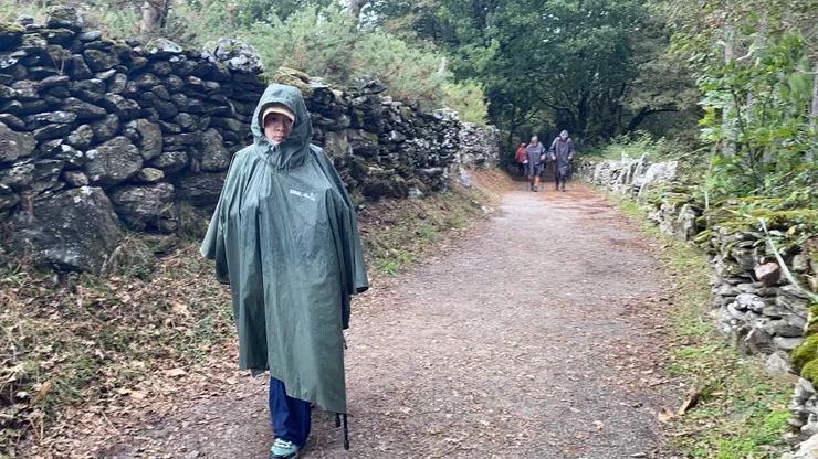 走了17公里又到了我們極限，腳痛得不行