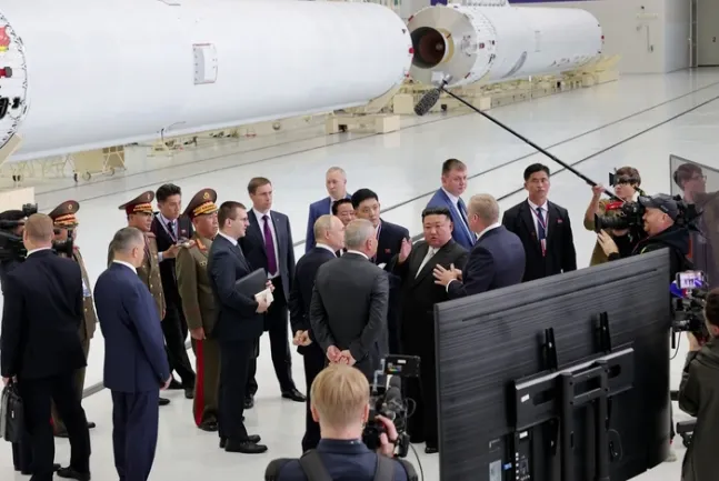 北韓金正恩訪問俄羅斯，參觀俄羅斯東方發射中心聽其說明「法新社」