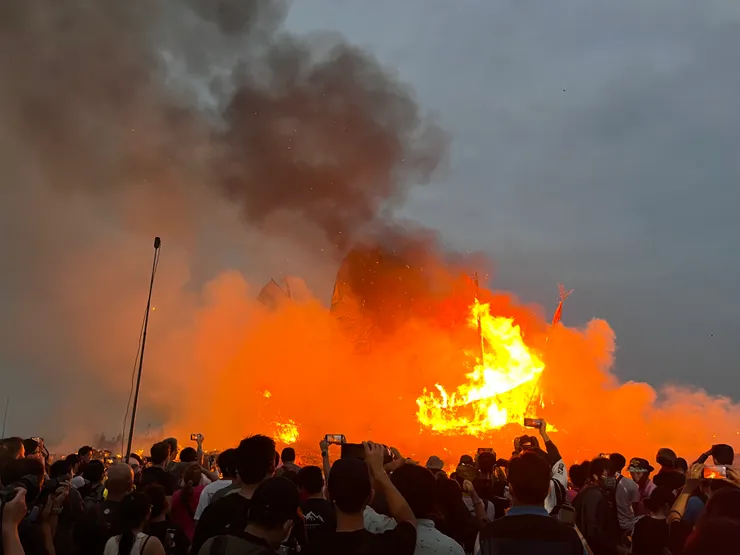 整艘船被火吞噬