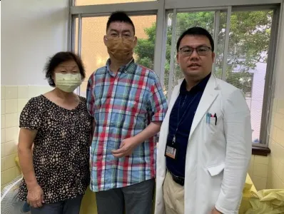 大仁哥(中)、家屬(左)及血液科王浩元醫師(右)於門診合影