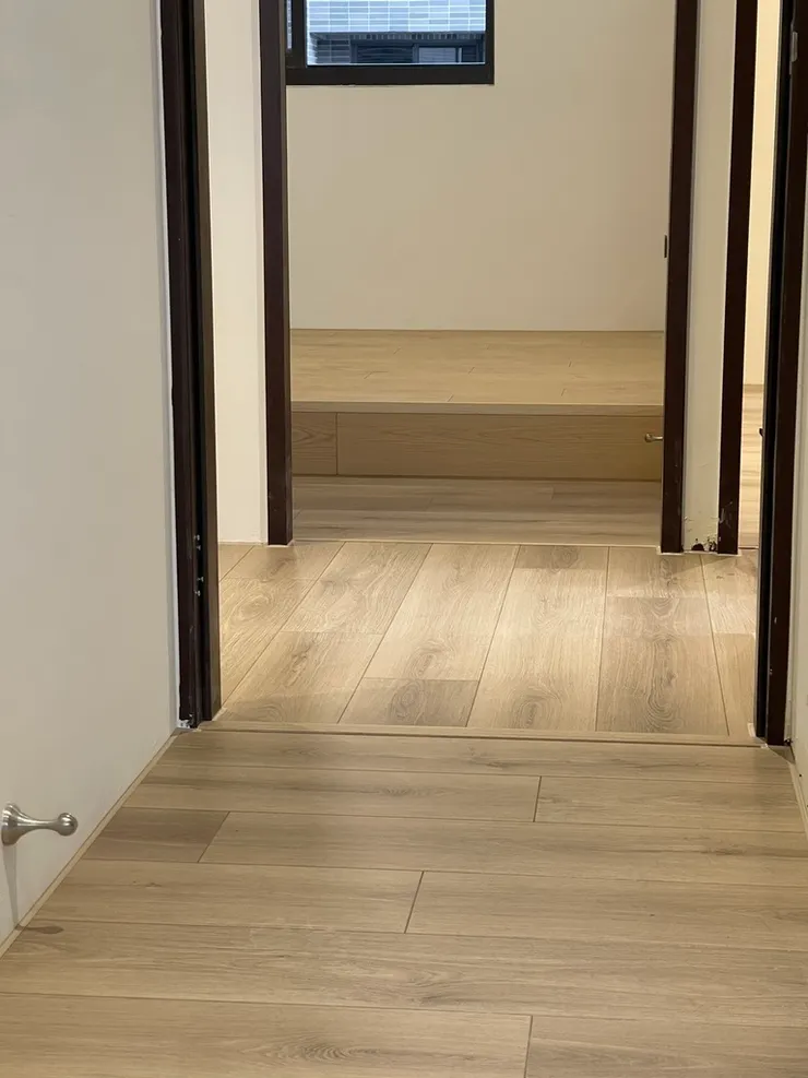 ▲ 職人等級的施工細節，體現於平整的銜接處，讓每一吋動線都充滿自然的節奏感。