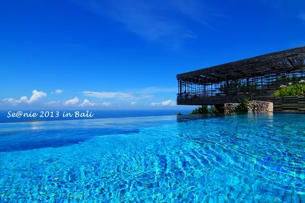 2013年,來到耳聞已久的Alila Uluwatu,現在這張是我家客廳的海報。