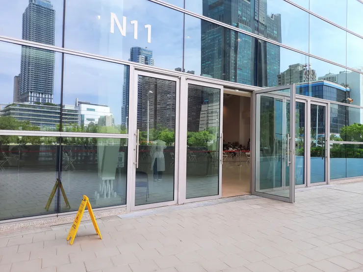 北館展場空間的出口,可以看見裡面排列的折疊椅