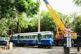 勝利號來到內燃車庫前的平交道