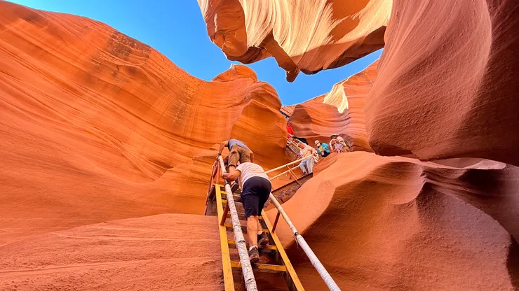 金屬梯陡且狹窄