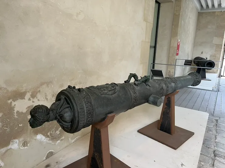 Another interesting cannon. There is a human head in front. 這個大炮的前方雕了一顆人頭。後面呢？