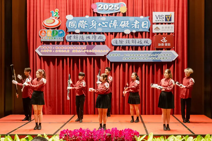 金門大學儀隊操槍表演。