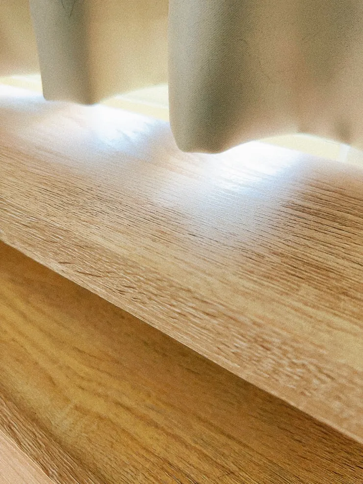 窗簾選擇米白色帶點亮面，遮光性不錯，故意做短一點點透出微光