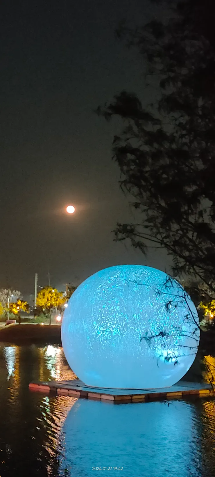 地球跟月亮一起呈現