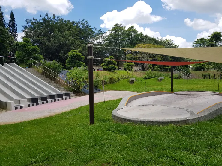 化石沙坑和長毛象地墊溜滑梯等設施，是融入化石生態、親子同樂的安全場域。