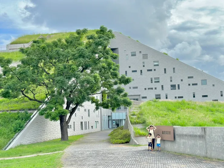 入口處在這裡，爬到山中間是不能進入的喔！