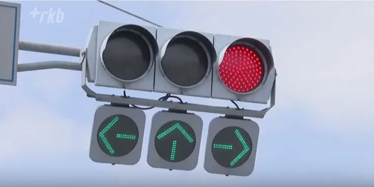 資料來源：赤なのに「進め」？不思議な信号機～魔の交差点に設置したら事故が“激減”した，TBS News Dig；雙排式紅綠燈