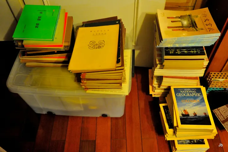 翻新前JB整理書房，送出書籍數百本。