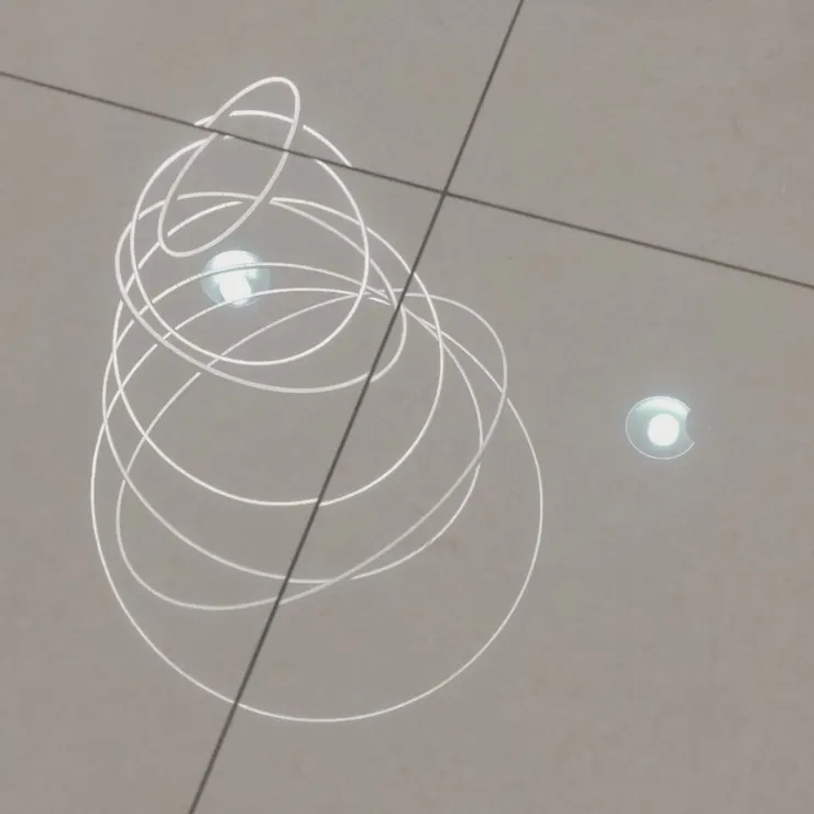 理髮店的燈照在地板很有藝術感