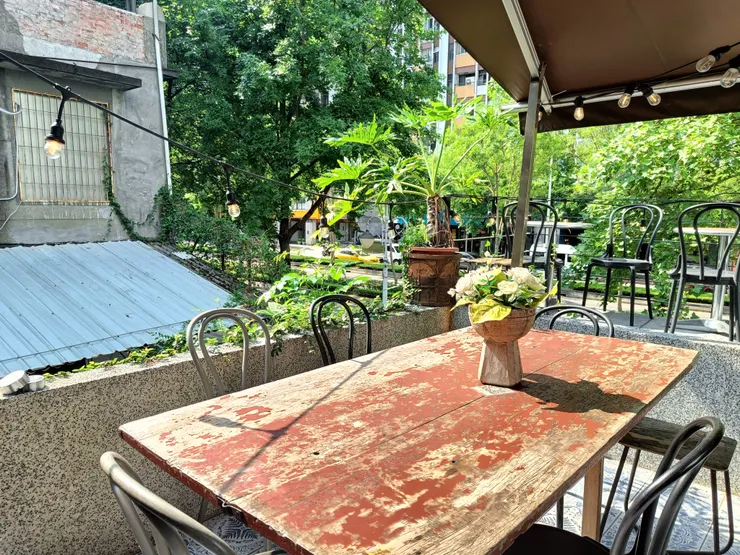 戶外區就能直接感受車水馬龍的信義路了