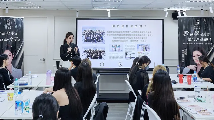 圖說：格詩蒂美業聯合創辦講師小蒨（站立者）。（圖／格詩蒂美業）