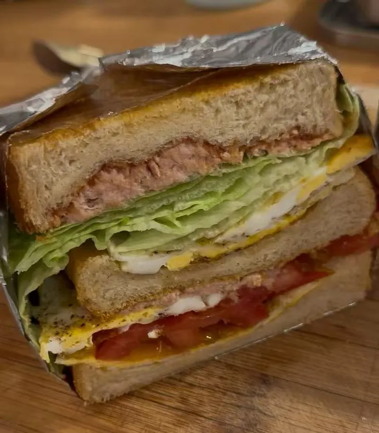 早上趕忙做出的鮪魚雞蛋三明治，我和 S 兩人在車上得意地吃了。