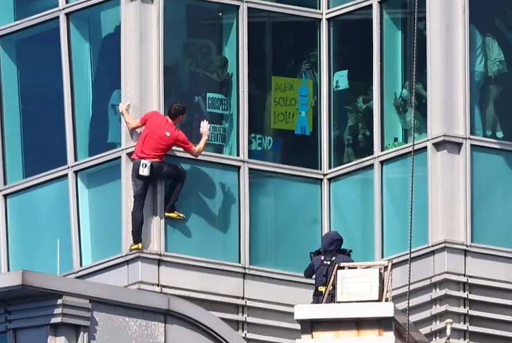 Alex徒手攀登101時，常受到大樓內的熱情粉絲歡迎