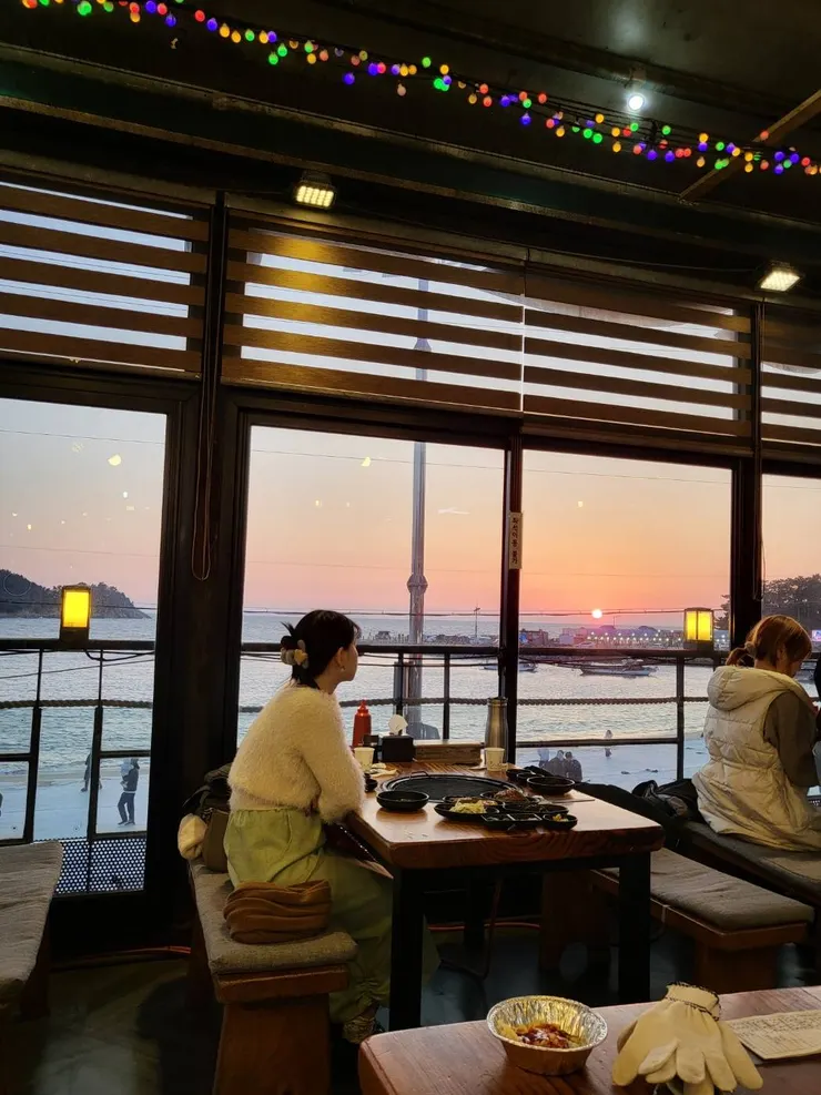 邊吃烤蛤蜊和生魚片，邊賞海景看夕陽