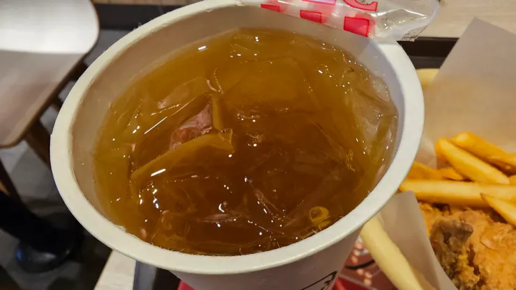 加了冰塊的無糖綠茶看起來好誘人!