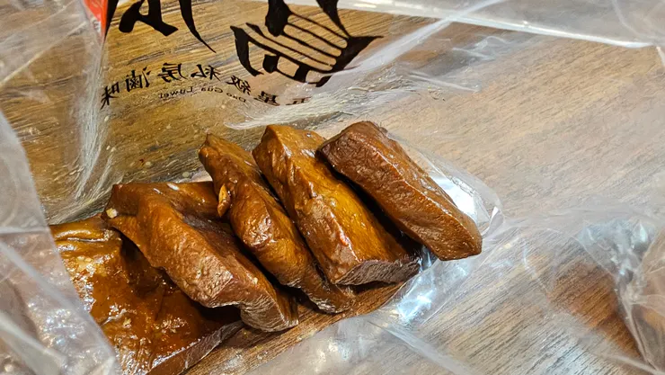 滷豆干超級好吃!這是大豆干叫做招牌豆干!島瓜滷味也有小豆干!