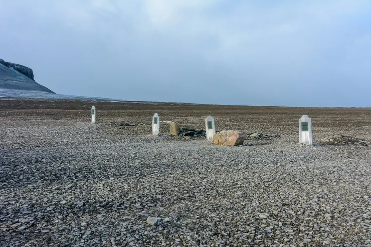 加拿大努納武特地區比奇島港口附近富蘭克林營地的四座墳墓。