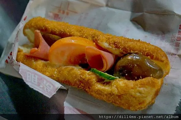 營養三明治,油炸的麵包裡面裝滷蛋、小黃瓜、火腿片、蕃茄片還有美乃滋