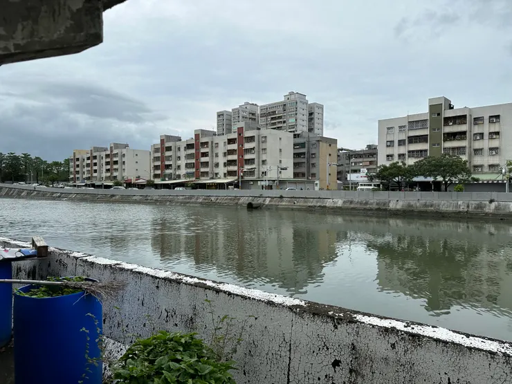 社區裡一排排的住宅讓我想起柯比意對於住宅是「居住的機器」這樣的主張