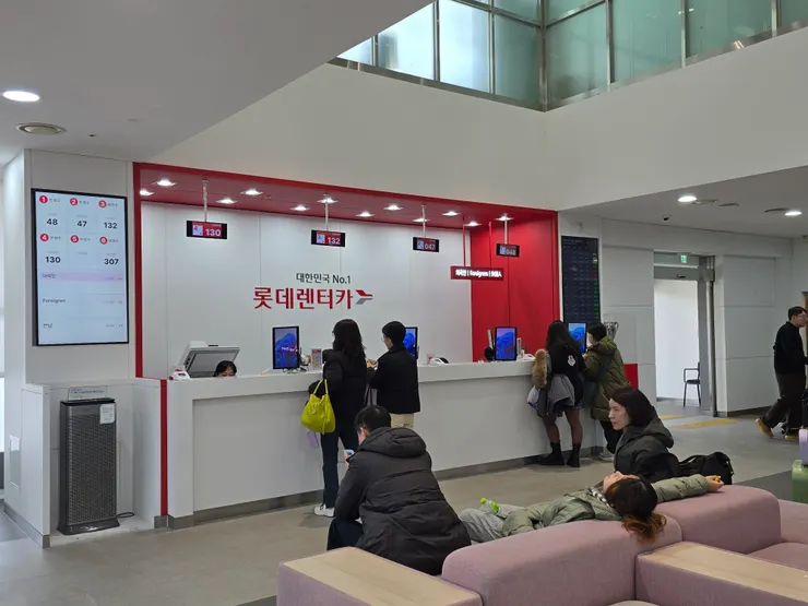 櫃檯右方就是外國人櫃檯