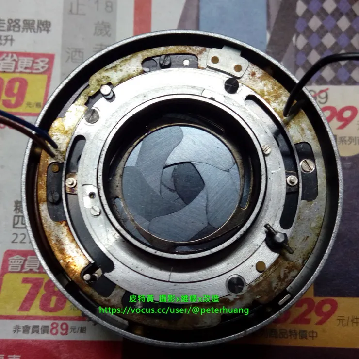 鏡間快門(快門葉片有2層，圖片中的上層葉片為光圈控制葉片/五角形、下層閉合的為鏡間快門葉片)