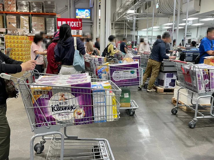 不少民眾都會鎖定指定賣場優惠期間,一次購買日常所需的衛生紙數量。圖片來源:舒潔