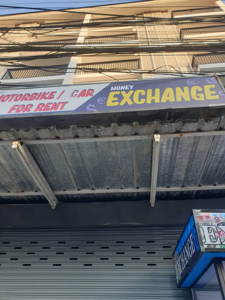 飯店旁的機車租借