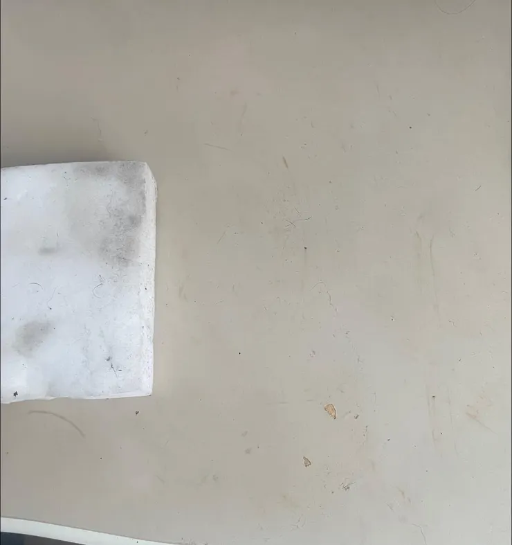 當桌面污染源無法只用抹布擦拭清潔時，