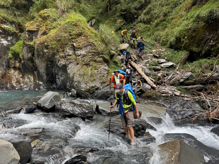 再度穿上溯溪鞋溯回中央尖溪山屋營地