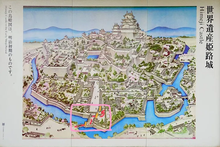 明治初期的姬路城(粉紅色區域就是大守門的枡形立體空間,黃色為三道門,紅色則為敵軍進城的路線)/照片來源:加工自TABIAN JAPAN