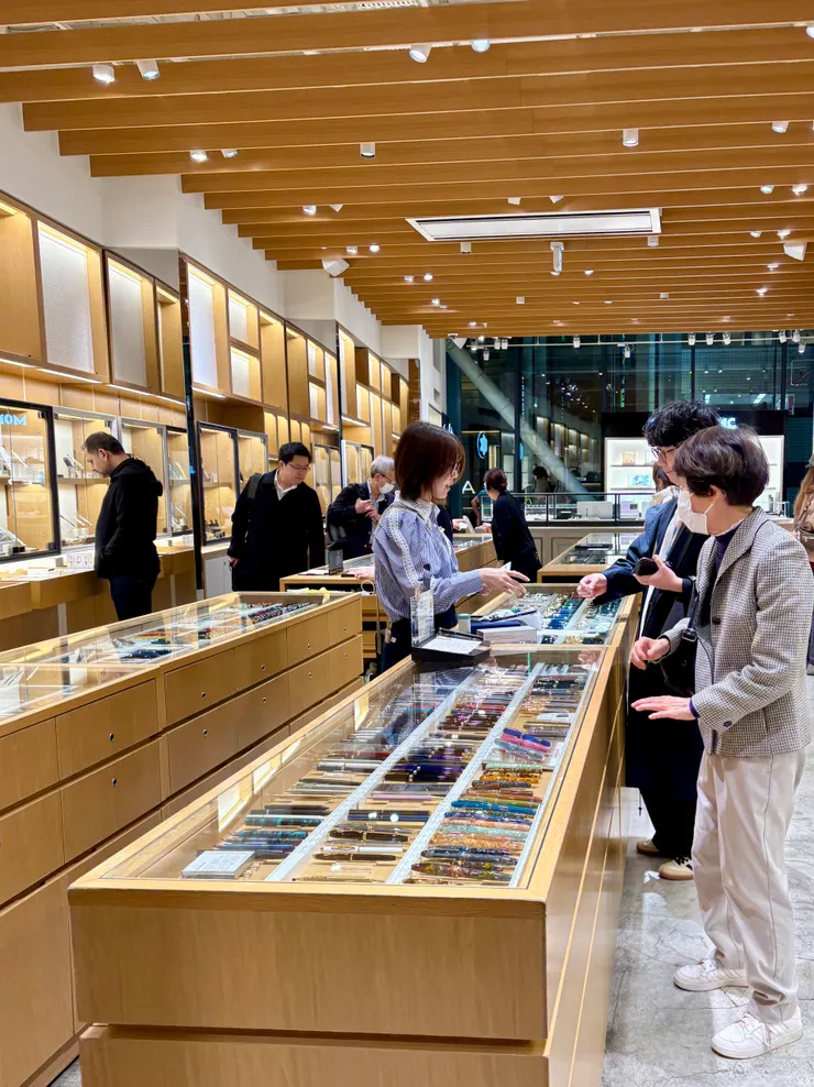 三樓販售高級鋼筆的地方，隨時會有店員上前介紹。