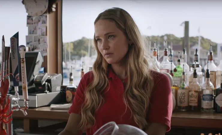 Maddie另一份打工是遊艇酒吧服務生，面對這些富人總是沒有好臉色