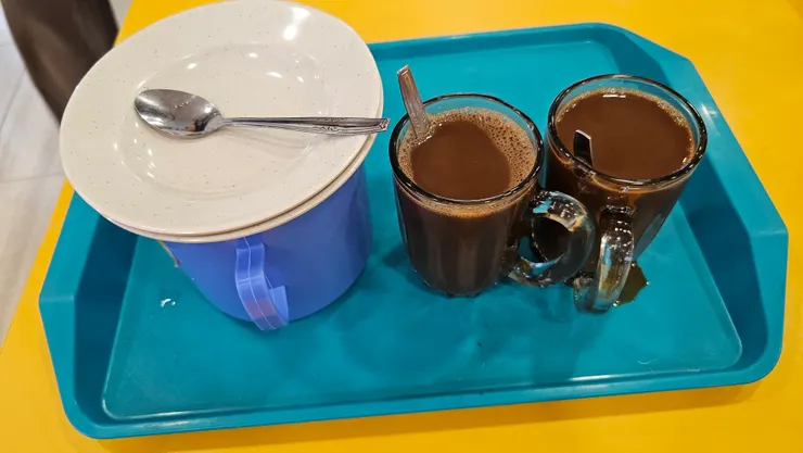 店家給的盤子就是要把雞蛋悶熟用的!很有趣!右邊的咖啡也是熱的!