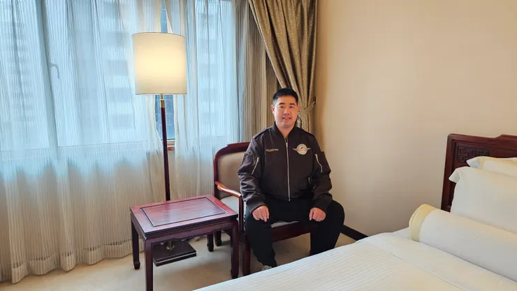 我在台北福華大飯店的房間!窗外可以看到文湖線捷運列車駛過!