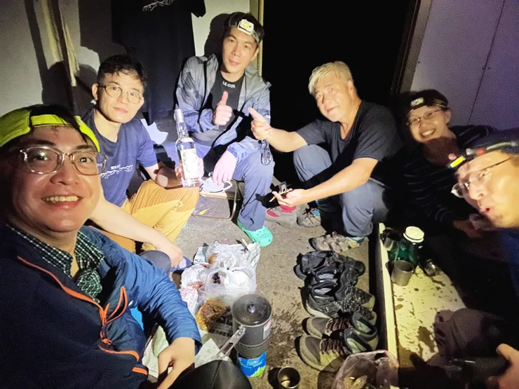 晚上８點多抵達山屋（首日太輕鬆，第一晚就喝掉一瓶高樑），邱董告知大背包腰帶斷裂，緊急連絡晚一天上山的協作，在望鄉借背包，翌日上山替換。