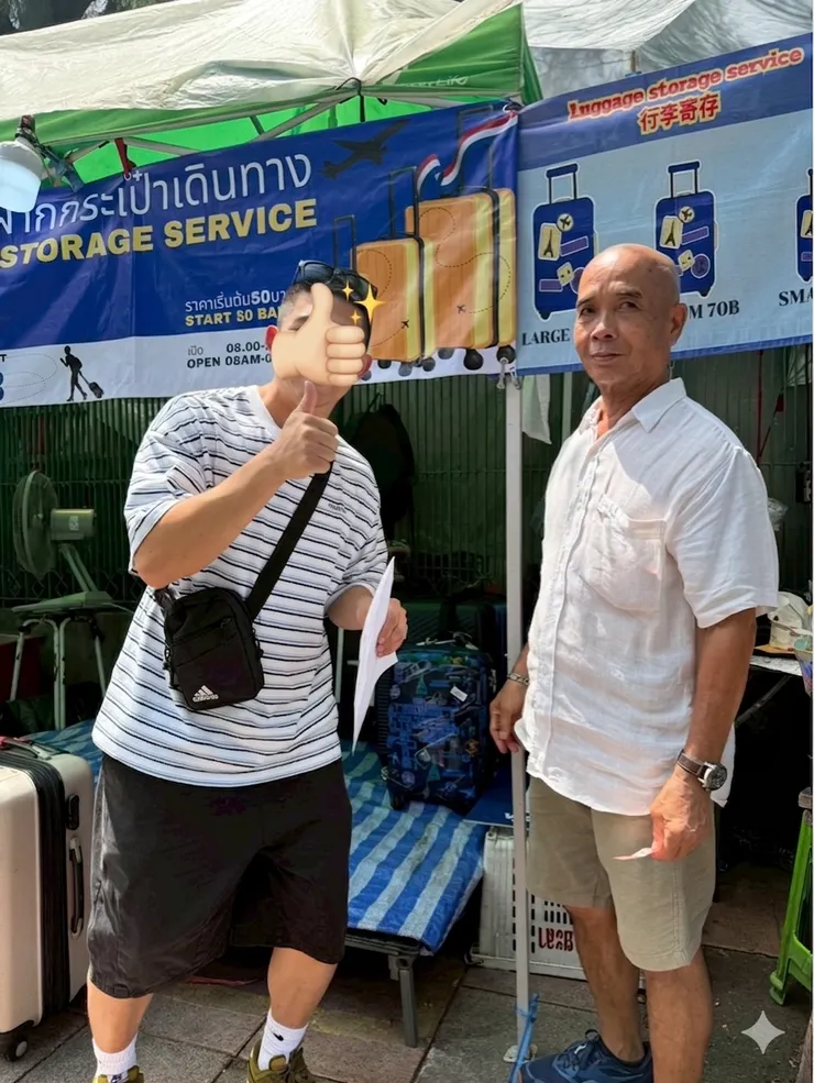 在洽圖洽門口的戶外寄放行李處！幸好行李連同行李箱都不值錢