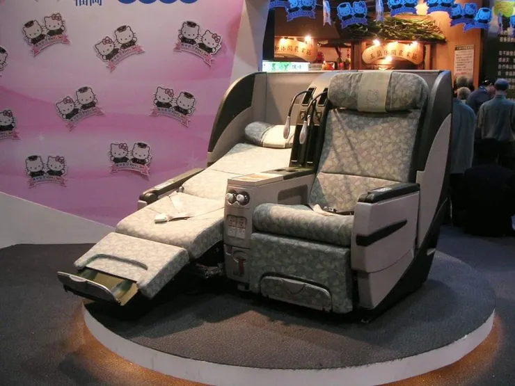 這是長榮航空早期還不能全平躺的桂冠艙座椅!