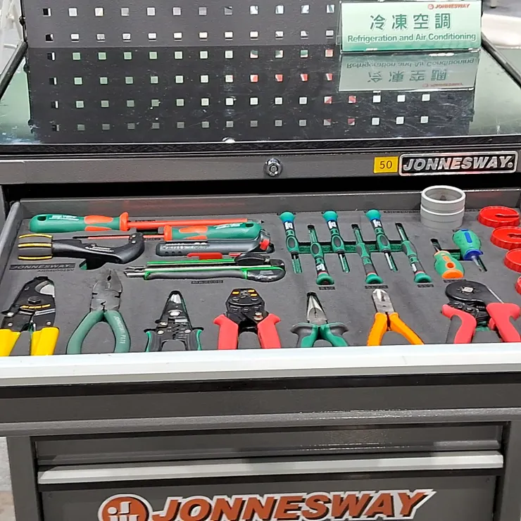 贊助單位的大哥熱心地講解工具櫃的設計,讓師傅不會再跟我一樣掉東掉西,這些工具可都不便宜呢!