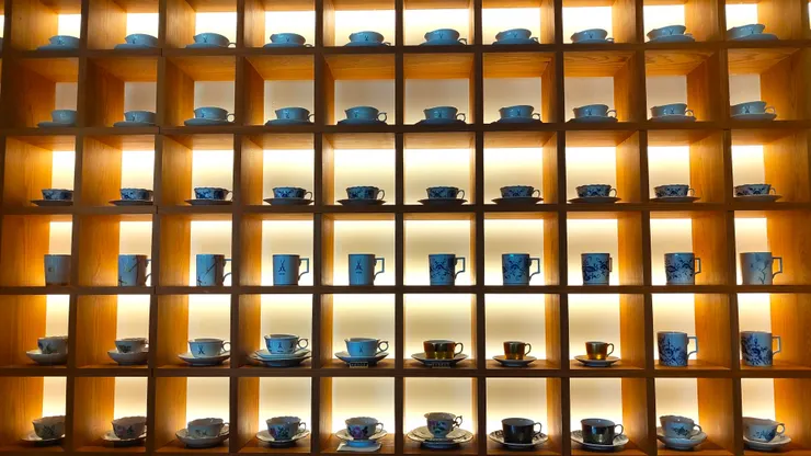 店裡使用歐洲第一名瓷德國 Meissen 精品瓷器咖啡杯供應咖啡。（攝影／劉幼軒）