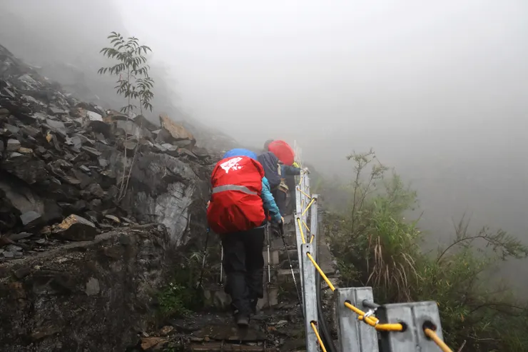 下了一下午的雨，父不知子斷崖有間歇性落石，全員警戒快速通過 ，並告知明日要上山的協作，要小心落石 