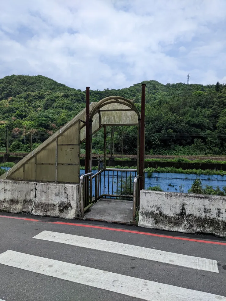 過馬路，這裡往下走