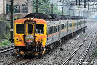 DR2800型的頭牌使用書法字體，並搭配銀白色與橘色線條等車身視覺元素