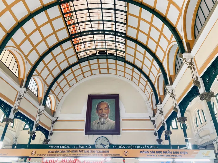 建築物裡頭掛著胡志明先生的畫像